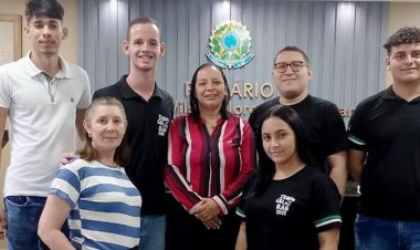 Câmara Municipal de Flores recebe visita de estudantes do 3º “B”