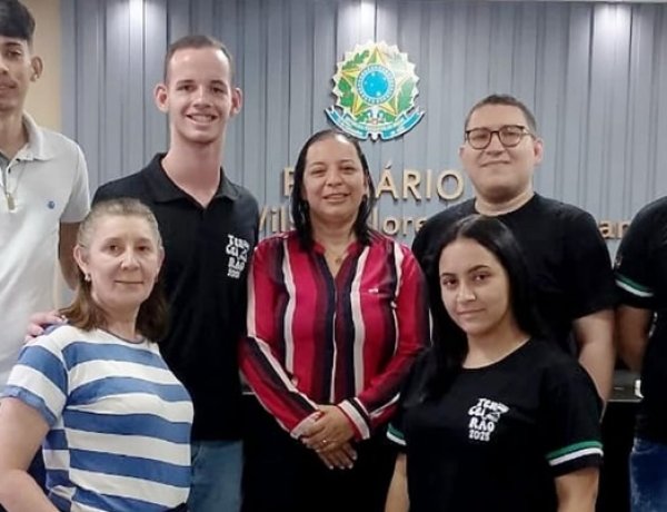 Câmara Municipal de Flores recebe visita de estudantes do 3º “B”