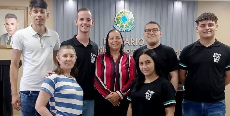 Câmara Municipal de Flores recebe visita de estudantes do 3º “B”