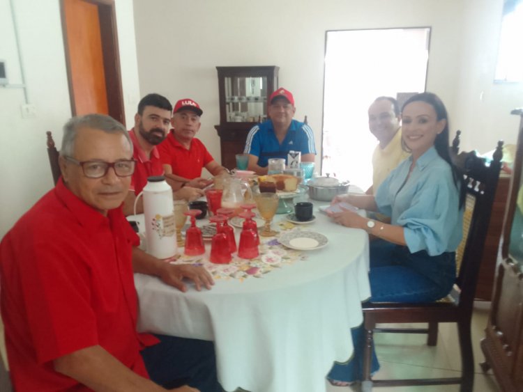 DIRETÓRIO DO PT EM CUSTÓDIA, ATRAVÉS DO SEU PRESIDENTE, DYOGO NUNES, FEZ UMA PEQUENA REUNIÃO, NA RESIDÊNCIA DE SUA MÃE, SYLMARA QUEIROZ.
